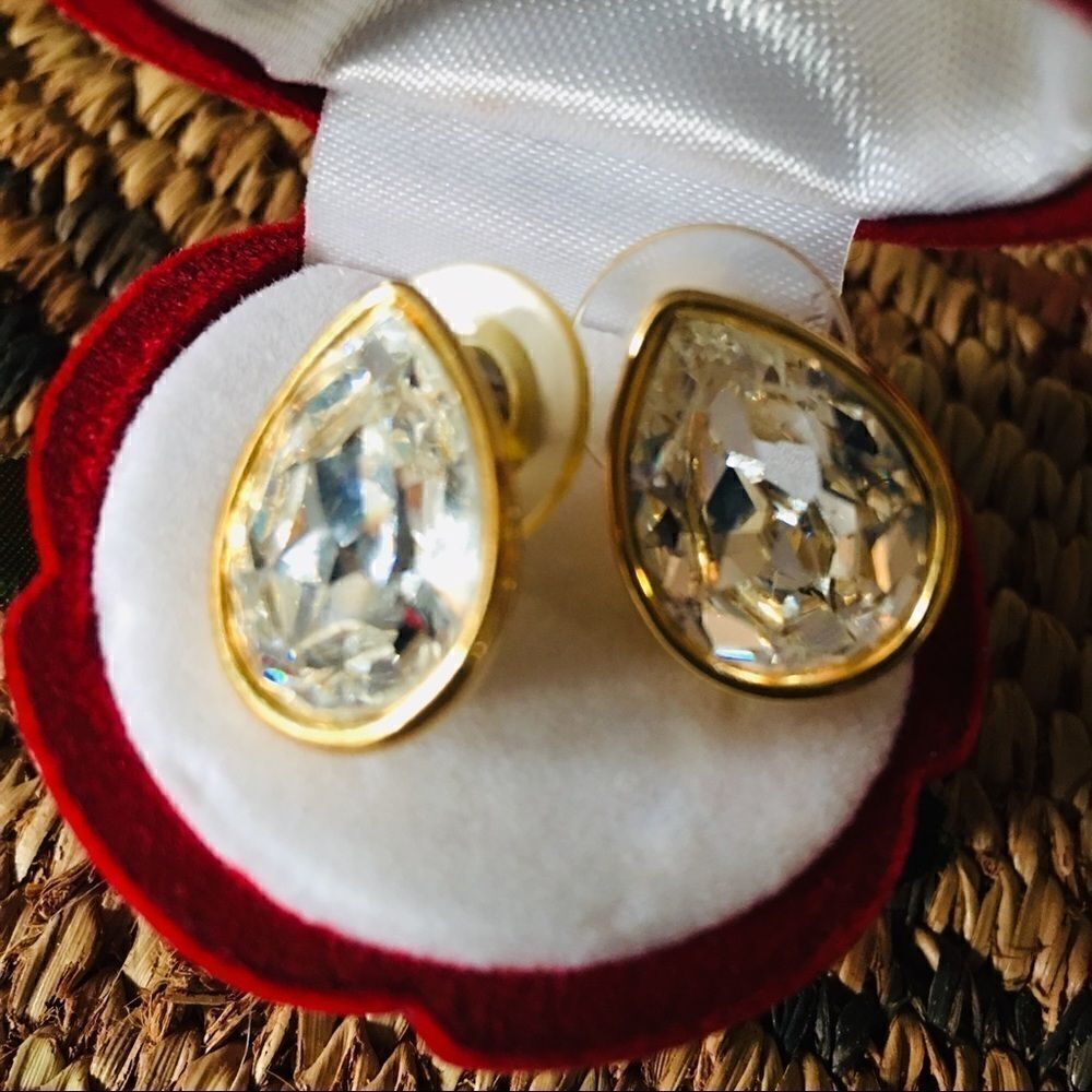 TrifariāVintageāGoldĀ CrystalāTearāDropāEarringsā - Picture 3 of 12